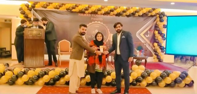 File:Naqib distributing awards in volunteers.jpg