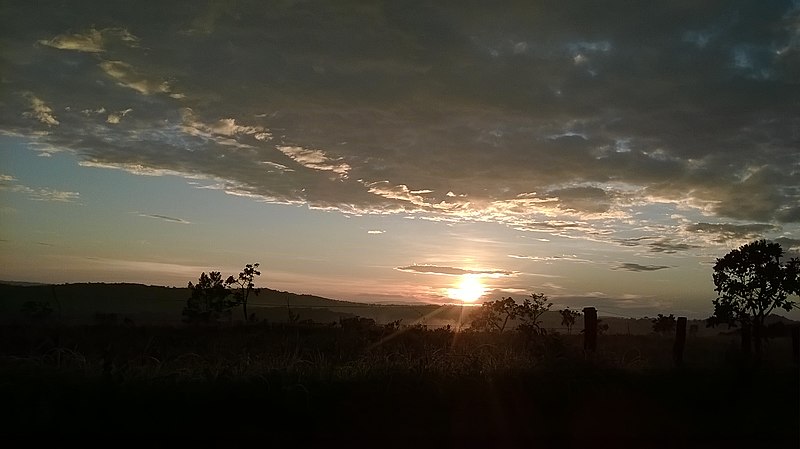 File:Nascer-do-Sol região do Condomínio Real Vile - Alexânia, GO - panoramio.jpg