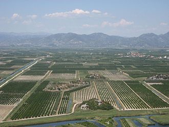 The delta has been largely cultivated for agriculture. Neretva-Ebene, Kroatien.JPG