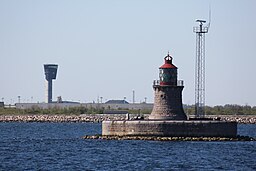 Nordre Røse fyr med kontroltårnet på Köpenhamns flygplats i bakgrunden