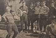 Nuorten jääkiekkomaajoukkueen kuntoharjoitukset vuonna 1955. Yrjö Hakalan painonnostoa seuraamassa muun muassa Aarne Honkavaara (vas.) ja Räshid Hakimsan (oik.).
