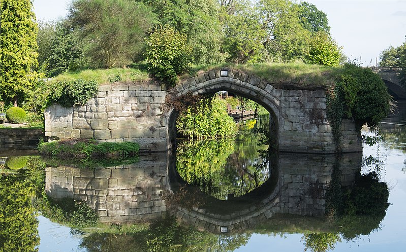 File:Old Castle Bridge ruins, Warwick.jpg