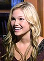 Olivia Holt kun hela hararo kaj malhelaj okuloj