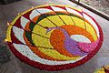 Dywan kwiatowy podczas święta Onam w Indiach