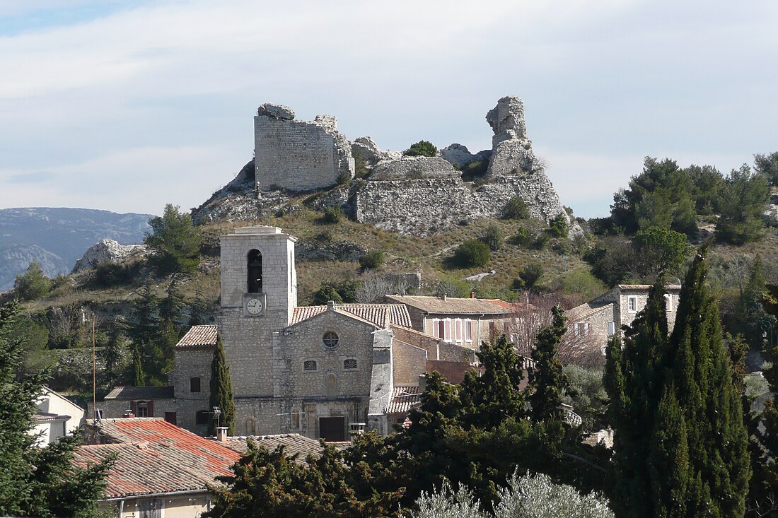 File:Orgon, au centre l'église.JPG