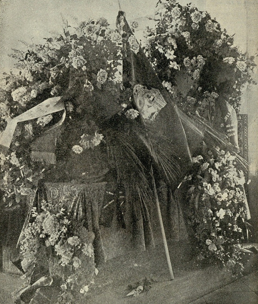 File:Os funeraes de Teofilo Braga; a urna mortuária no vestibulo da antiga Sala dos Reis, no Mosteiro dos Jerónimos - Ilustração Portugueza (09Fev1924).png