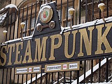 Panneau noir avec des lettres dorées figurant le mot Steampunk