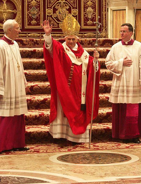 Datei:Papst Benedikt XVI., Pfingstmesse im Petersdom, 15. Mai 2005.jpg