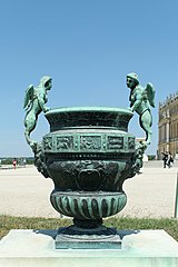 Un vase de bronze surplombant le parterre du midi