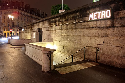 Paris Metro 1 Concorde Eingang Jeu de Paume Nacht