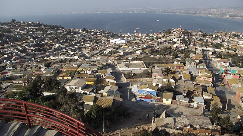 File:Parte Alta y Bahía de Coquimbo desde la Cruz - panoramio.jpg