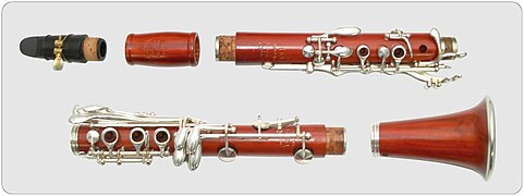 Piezas del clarinete Boehm: boquilla, barrilete, cuerpo superior, cuerpo inferior y campana (de izquierda a derecha y de arriba a abajo)