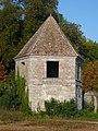 Vue d'un pavillon d'angle du parc du château