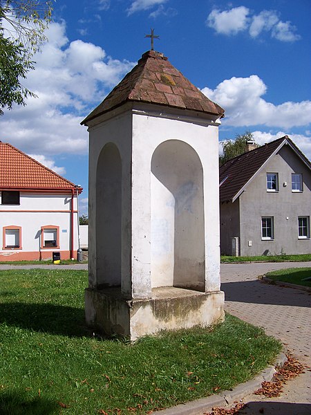 File:Petrbokova, kaplička, směr Pařízkova.jpg