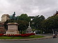 Italiano: Il monumento a Vittorio Emenuele II in piazza Corvetto, a Genova. Sullo sfondo il monumento a Giuseppe Mazzini
