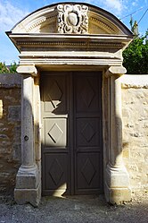 Porte de l'ancien presbytère.