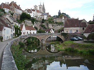 L'Armançon au pont Pinard de Semur-en-Auxois.