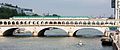MP 73 quert auf dem Pont de Bercy die Seine
