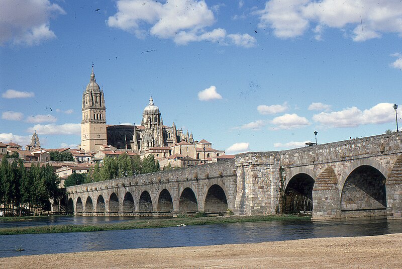 Fichier:Pont romain et cathédrales vieille et nouvelle de Salamanque (1967-08-07).jpg