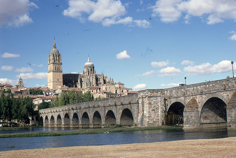 File:Pont romain et cathédrales vieille et nouvelle de Salamanque (1967-08-07).jpg