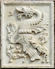 Populonia - Stemma degli Appiani sulla Porta del Castello simbolo dei Signori di Piombino.jpg