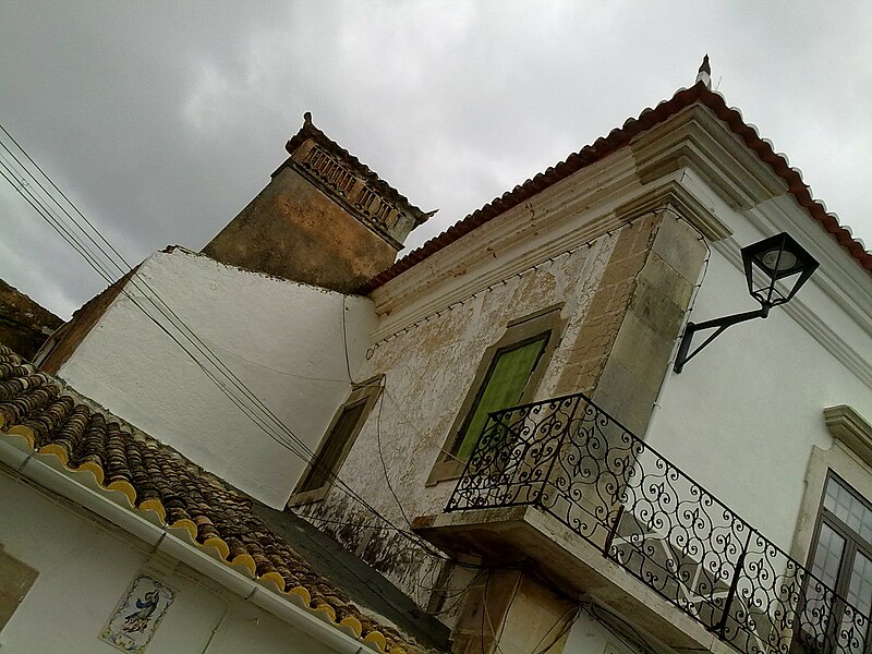 File:Pormenor de casa e chaminé em Loulé.jpg