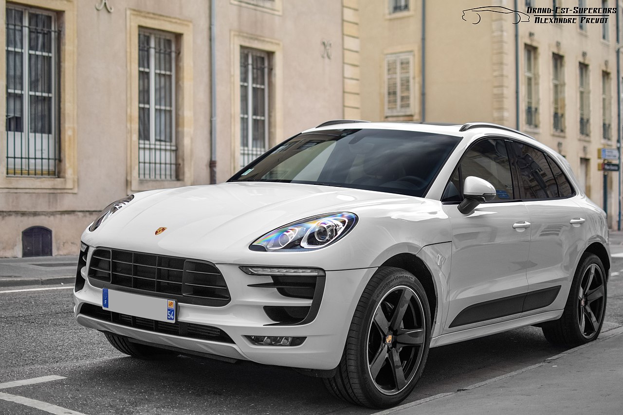 File:2022 Porsche Macan S 1X7A0820.jpg - Wikimedia Commons