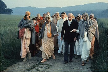 Dürckheim on a morning walk with Swami Prabhupada in Frankfurt in June 1974.