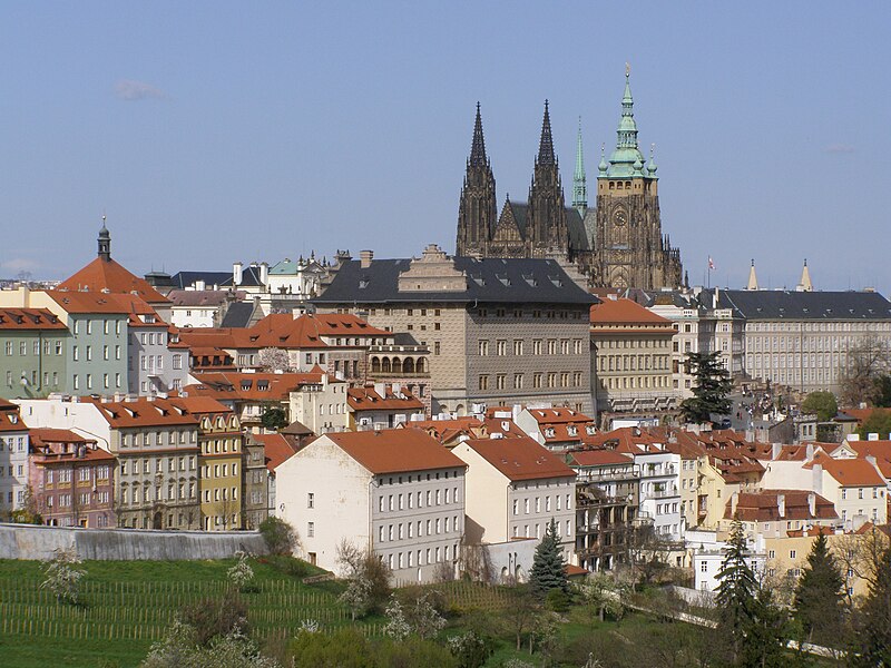 File:Praha, Hradčany, Strahov, výhled Hrad 01.jpg