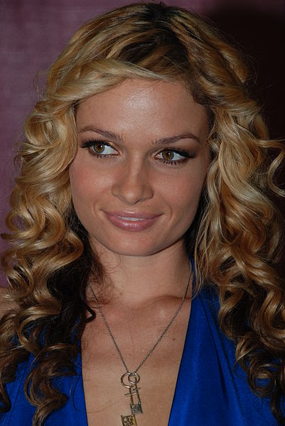 File:Prinzzess at Exxxotica NY 2009 3.jpg