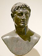 Souverain ptolémaïque, Ptolémée II (?) (283-246). Bronze restauré (yeux ?), H. 27 cm. (Villa des Papyrus). MNArch, Naples