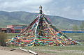 Khadag et drapeaux de prière tous deux de cinq couleurs, attachés à un ovoo mongol au bord du lac Qinghai (khökh nuur en mongol).