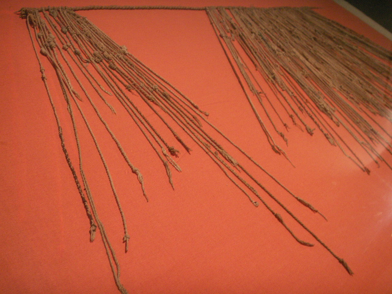 https://upload.wikimedia.org/wikipedia/commons/thumb/6/69/Quipu.JPG/1280px-Quipu.JPG