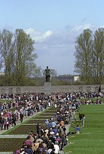 English: At Piskarevskoye Memorial Cemetery on Victory Day Русский: На Пискаревском мемориальном кладбище в День Победы