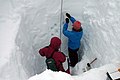 Glaziologen sind Experten für Gletscher. Diese hier messen, wie viel Schnee gefallen ist und ob der Gletscher schrumpfen wird.