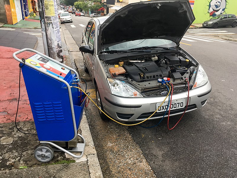 File:Regassing the aircon of a Ford Focus 2017 04.jpg