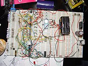 Circuito digital de un reloj binario en una breadboard.