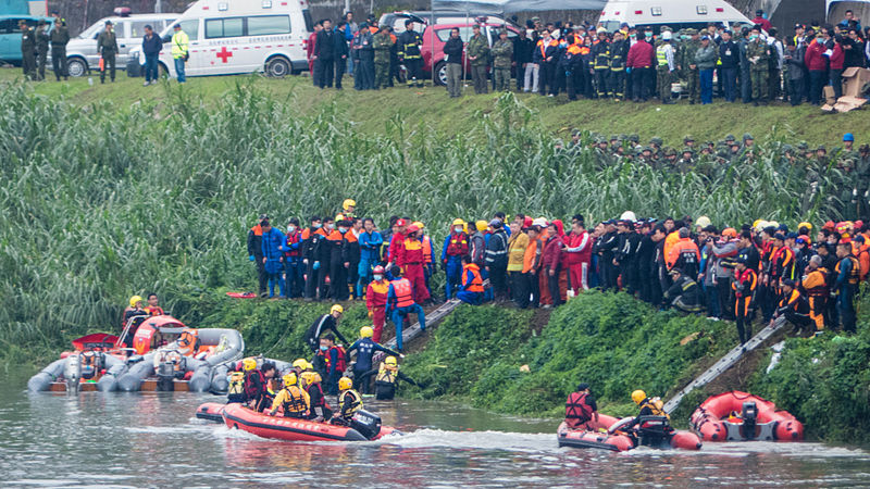 File:Rescue Teamers Aboarding Inflatable Boats beside Shore of Keelung River 20150204.jpg