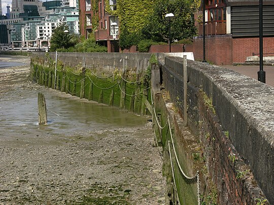 River Thames foreshore at London SW8.jpg