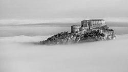 Rocca di San Leo tra la nebbia.jpg