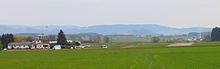 Flugplatz EDQP, Blick von Westen (2011) im Hintergrund der Anstieg zum Fichtelgebirge