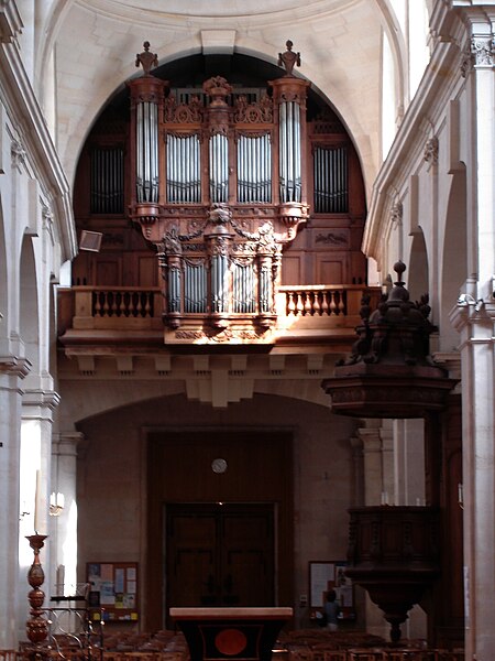 File:Rue saint Jacques Eglise Saint-Jacques The organ and the pulpit.JPG