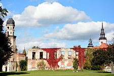 2013 les ruines du château de Groß-Strehlitz/Strzelce Opolskie du comte Mortimer von Tschirschky (1844-1908)[37].