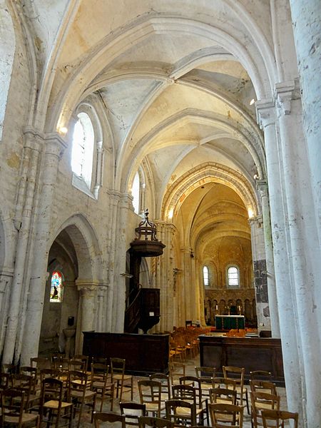 File:Saint-Clair-sur-Epte (95), église Notre-Dame, nef, vue vers l'est 1.JPG