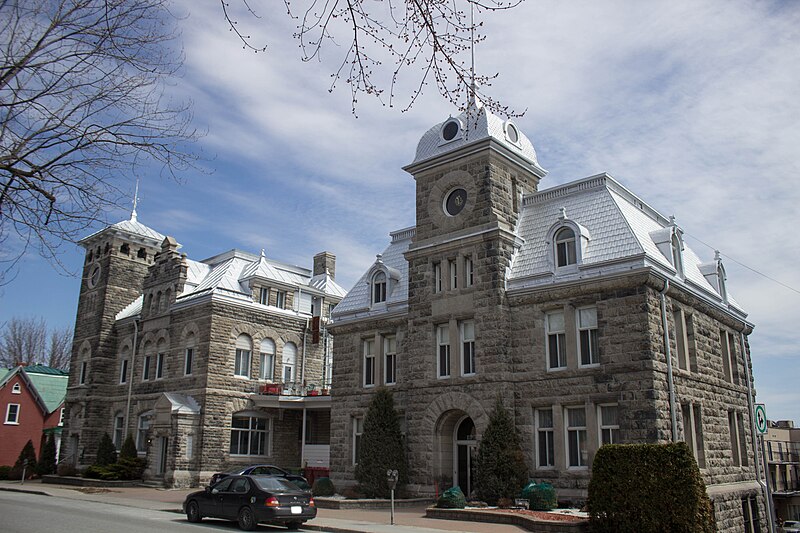 File:Saint-Hyacinthe - Bureau de postes et bureau des douanes.jpg