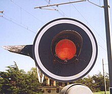 Verlichte overweg waarschuwingsbord, rood van kleur.