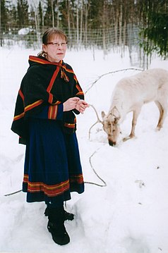 Samische vrouw met rendier (Zweeds gebied van Lapland)