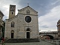 Italiano: Facciata della chiesa di Stefano a Genova. Sulla destra si nota l'arcata del ponte Monumentale.