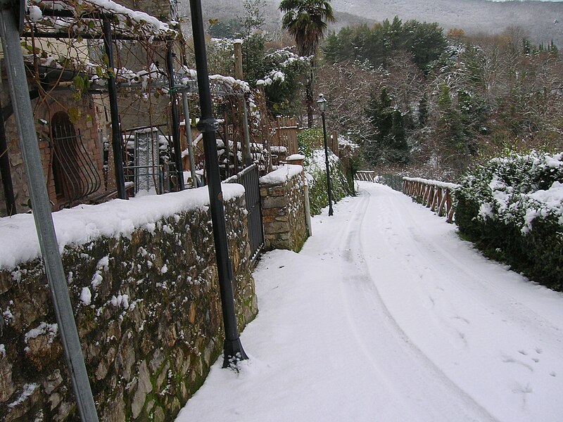 File:Sasso pisano nevicata 2009.JPG