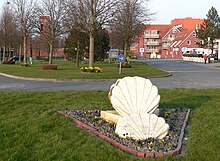 Muschel-Skulptur am Ortseingang